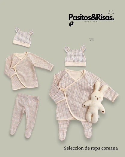 Conjunto Pijama Bebé que destaca por su diseño exclusivo de moda coreana, combinando estilo y confort.